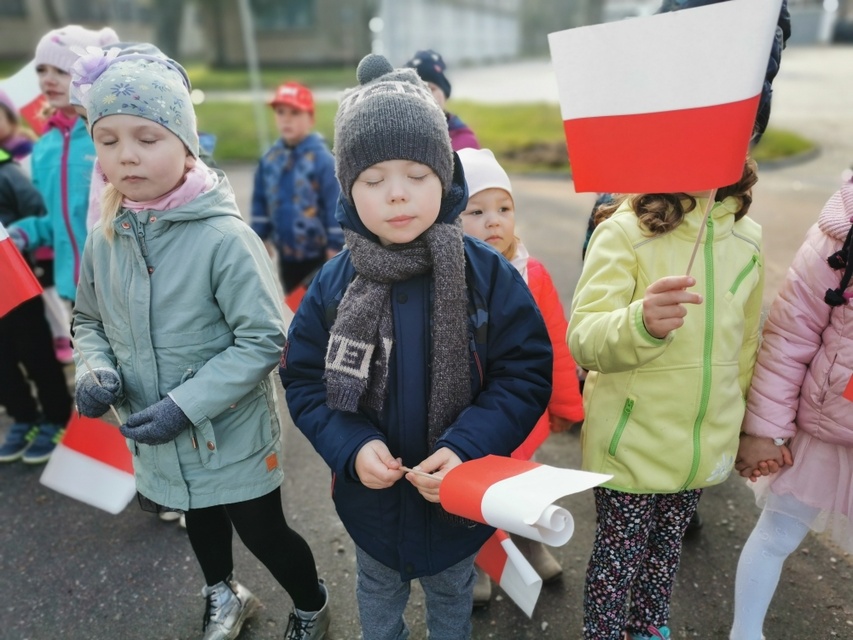 „Żywa” lekcja patriotyzmu w Przedszkolu i Żłobku Mały Europejczyk w Elblągu zdjęcie nr 238962