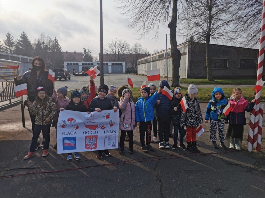 „Żywa” lekcja patriotyzmu w Przedszkolu i Żłobku Mały Europejczyk w Elblągu zdjęcie nr 238958