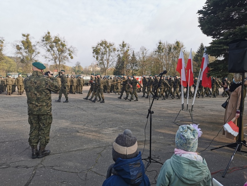 „Żywa” lekcja patriotyzmu w Przedszkolu i Żłobku Mały Europejczyk w Elblągu zdjęcie nr 238960