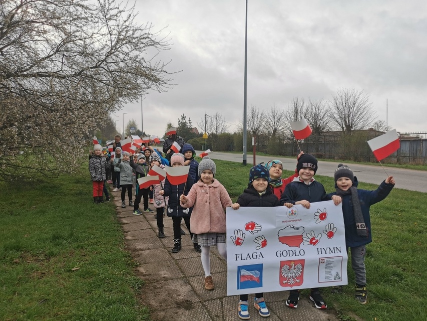 „Żywa” lekcja patriotyzmu w Przedszkolu i Żłobku Mały Europejczyk w Elblągu zdjęcie nr 238955