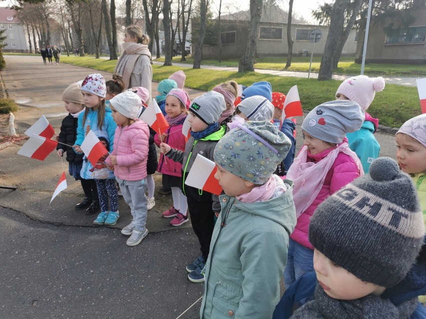 „Żywa” lekcja patriotyzmu w Przedszkolu i Żłobku Mały Europejczyk w Elblągu zdjęcie nr 238961