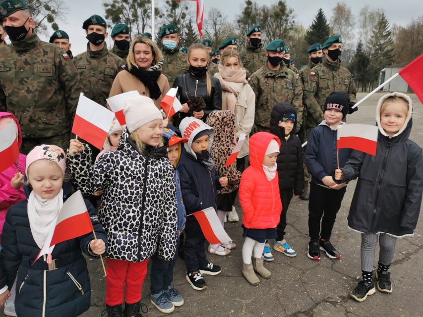 „Żywa” lekcja patriotyzmu w Przedszkolu i Żłobku Mały Europejczyk w Elblągu zdjęcie nr 238968