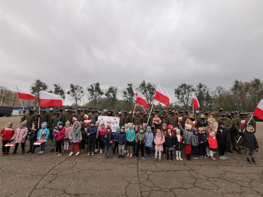 „Żywa” lekcja patriotyzmu w Przedszkolu i Żłobku Mały Europejczyk w Elblągu zdjęcie nr 238964