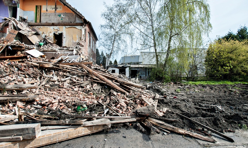 Trwa rozbiórka 120-letniegu budynku zdjęcie nr 239254