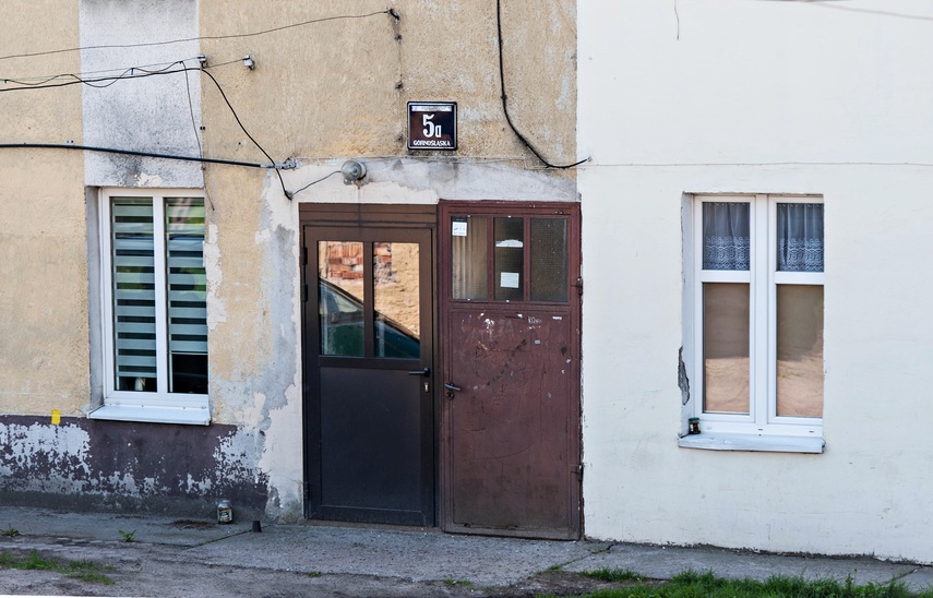 Wejście do klatki, gdzie mieszkała Helena Pilejczyk w domu przy ul. Górnośląskiej w Elblągu