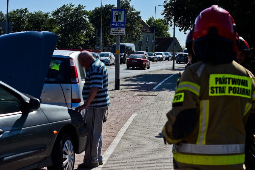 Kolizja trzech aut przed mostem Wyszyńskiego zdjęcie nr 241778