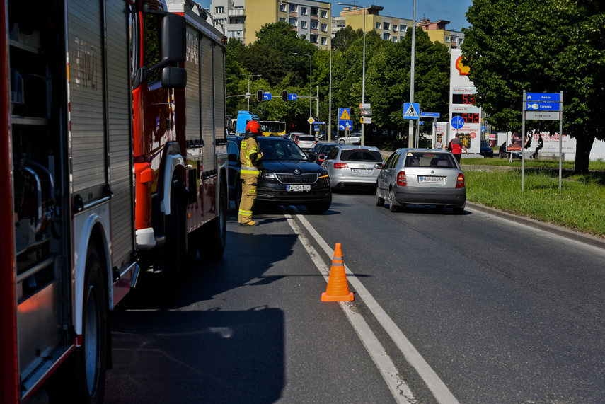 Kolizja trzech aut przed mostem Wyszyńskiego zdjęcie nr 241776
