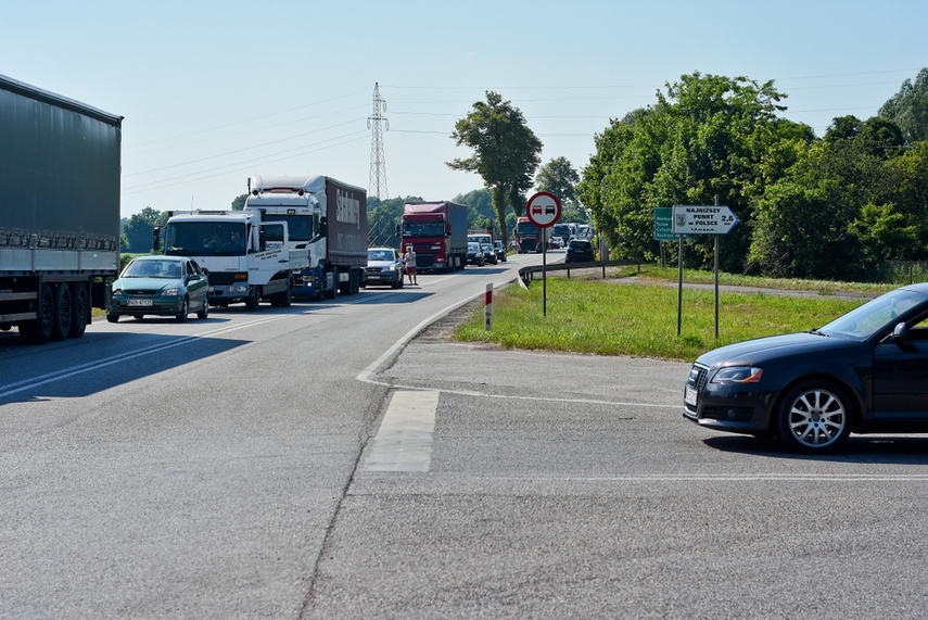 Trasa Elbląg-Malbork. Zderzenie trzech pojazdów na wiadukcie zdjęcie nr 242123