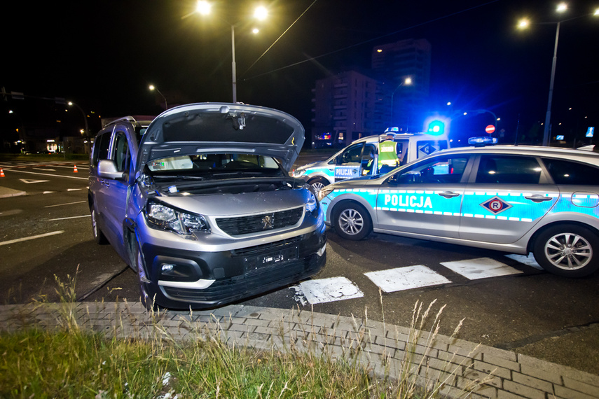 Zderzenie hyundaia z peugeot pod centrum handlowym zdjęcie nr 242895