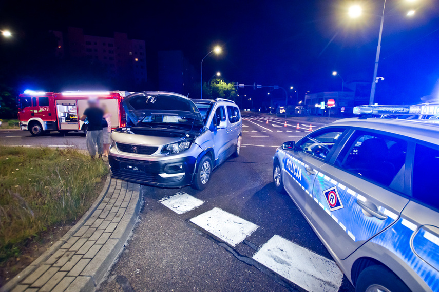 Zderzenie hyundaia z peugeot pod centrum handlowym zdjęcie nr 242896