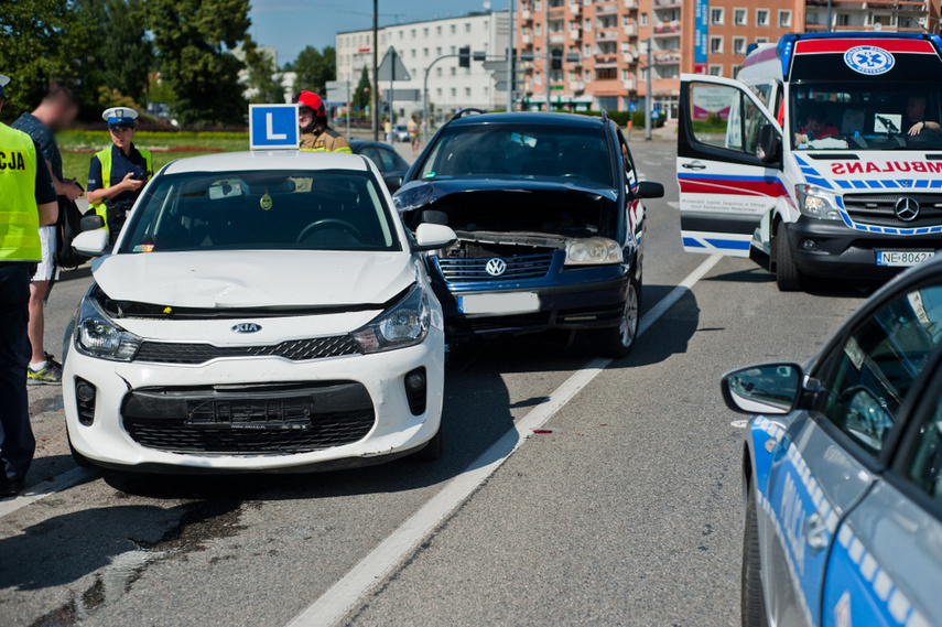 Kolizja 4 aut na czerwonym świetle zdjęcie nr 243268