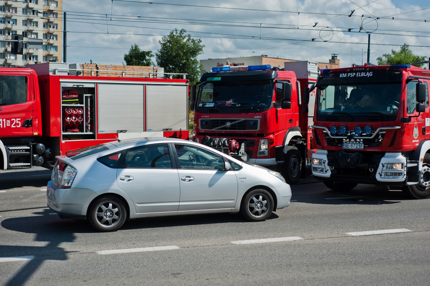 Kolizja 4 aut na czerwonym świetle zdjęcie nr 243262