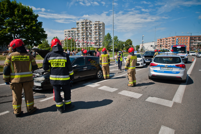 Kolizja 4 aut na czerwonym świetle zdjęcie nr 243272