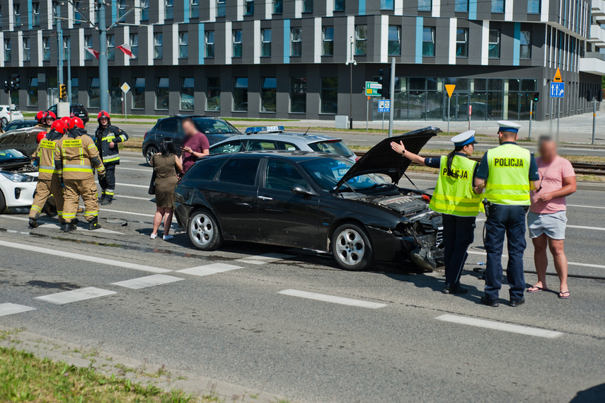 Kolizja 4 aut na czerwonym świetle zdjęcie nr 243263