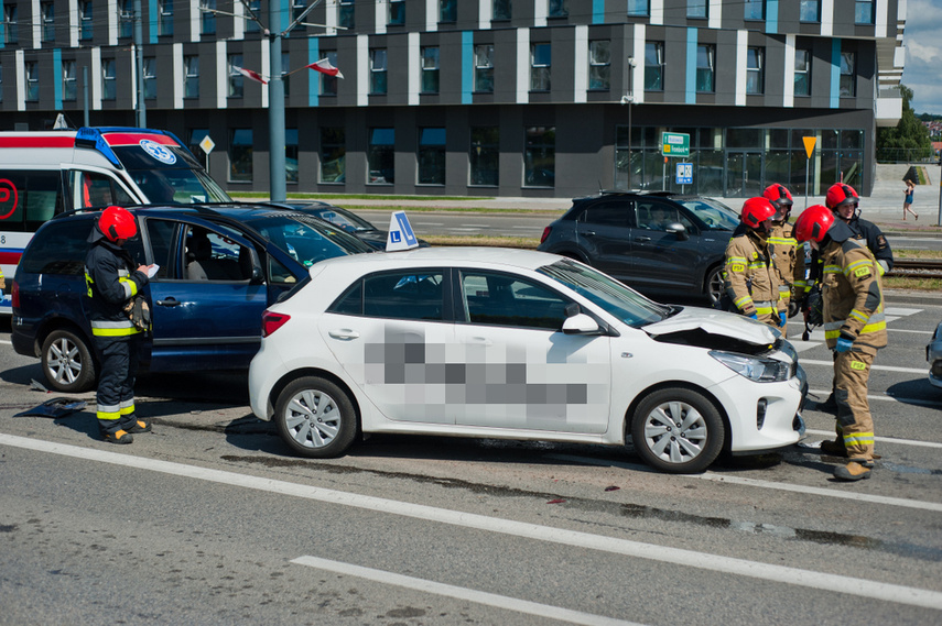 Kolizja 4 aut na czerwonym świetle zdjęcie nr 243264