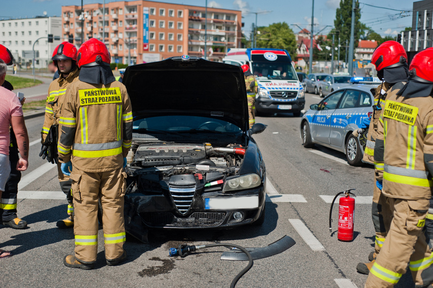 Kolizja 4 aut na czerwonym świetle zdjęcie nr 243271