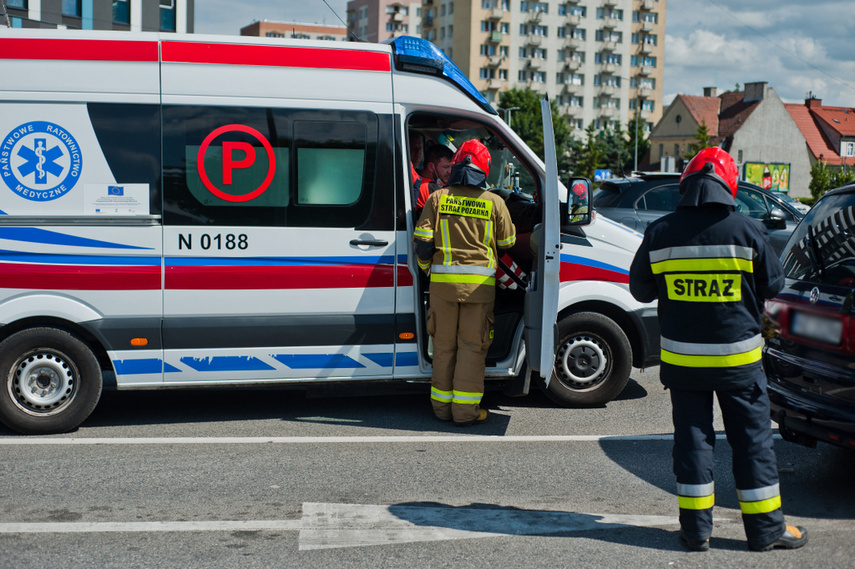 Kolizja 4 aut na czerwonym świetle zdjęcie nr 243265