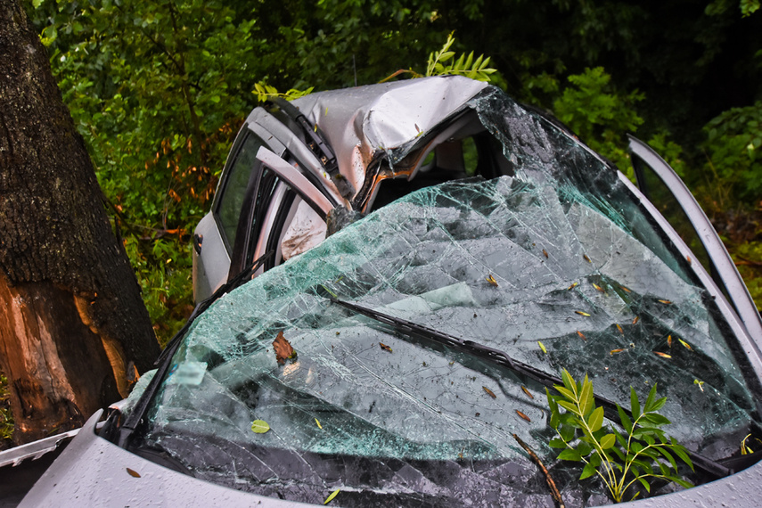 Mężczyzna kierujący peugeot uderzył w drzewo zdjęcie nr 243531