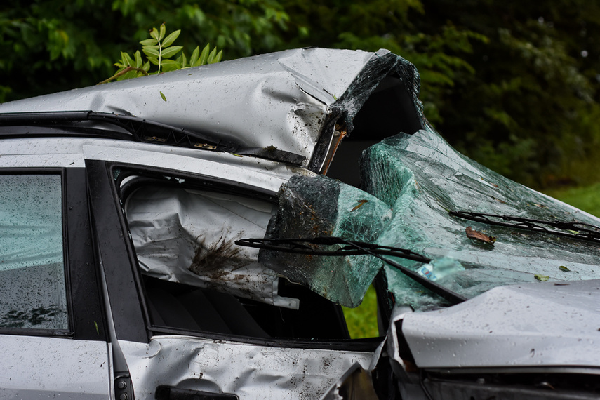 Mężczyzna kierujący peugeot uderzył w drzewo zdjęcie nr 243533