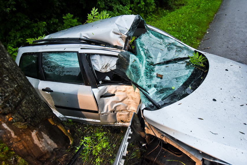 Mężczyzna kierujący peugeot uderzył w drzewo zdjęcie nr 243530