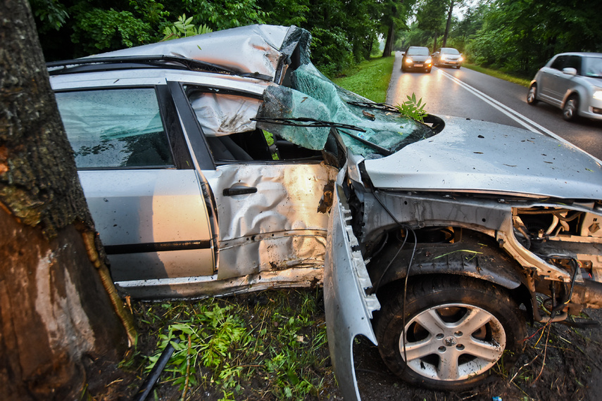 Mężczyzna kierujący peugeot uderzył w drzewo zdjęcie nr 243529