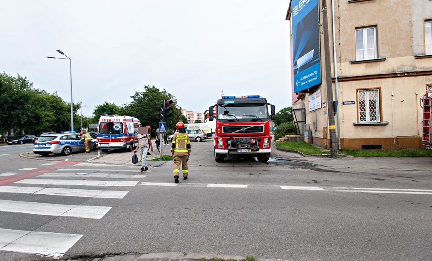 Kolizja przy komendzie policji zdjęcie nr 244223