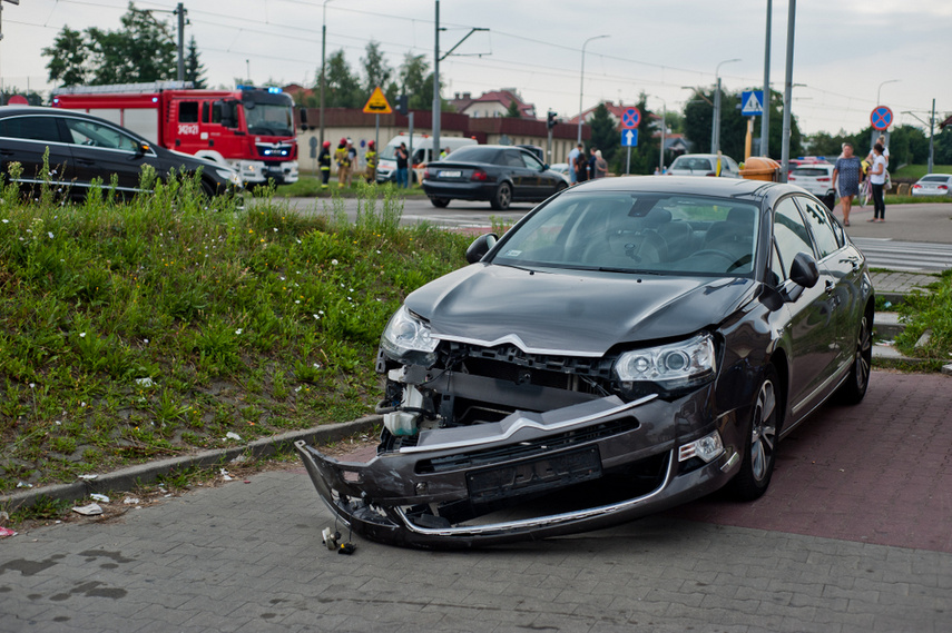 Zderzenie citroena z volvo na ul. Węgrowskiej zdjęcie nr 245023