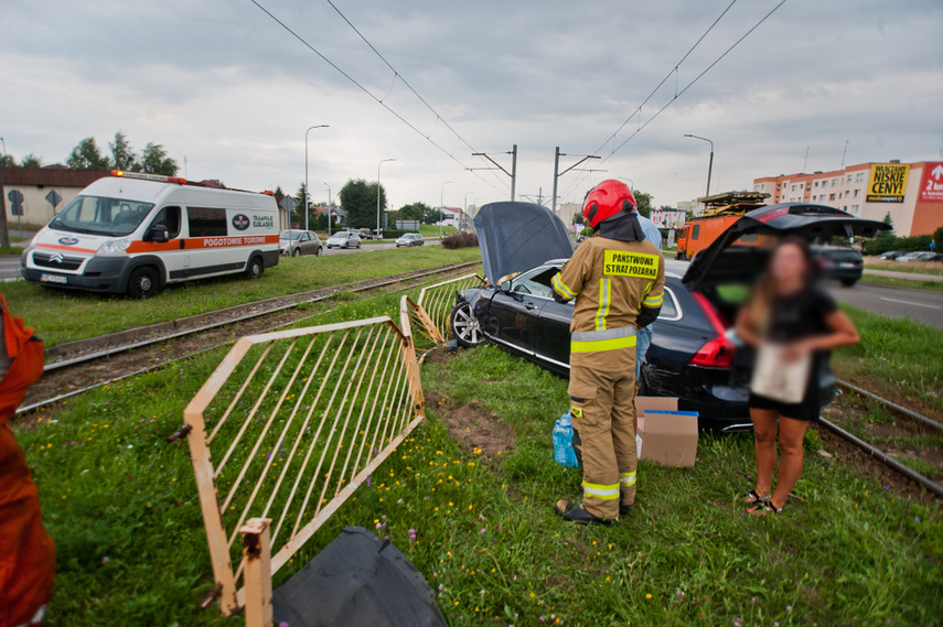 Zderzenie citroena z volvo na ul. Węgrowskiej zdjęcie nr 245016