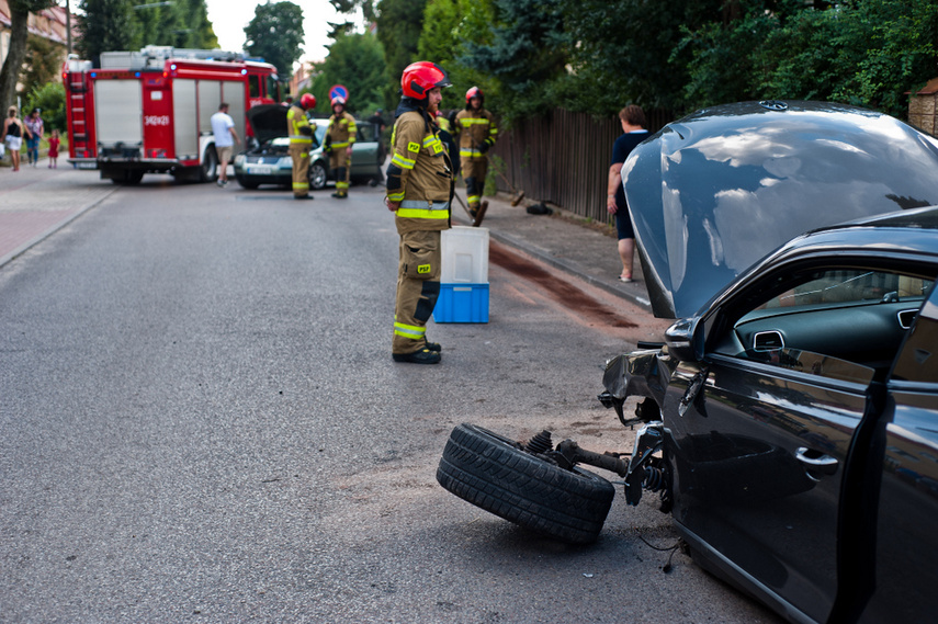 Zderzenie dwóch volkswagenów na ul. Beniowskiego, jeden z kierowców został zatrzymany zdjęcie nr 245124