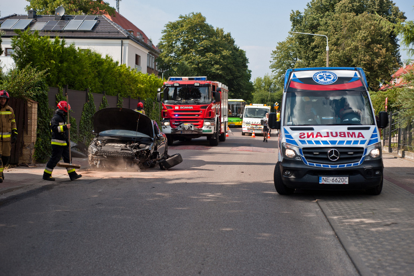 Zderzenie dwóch volkswagenów na ul. Beniowskiego, jeden z kierowców został zatrzymany zdjęcie nr 245111