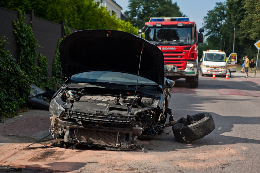 Zderzenie dwóch volkswagenów na ul. Beniowskiego, jeden z kierowców został zatrzymany zdjęcie nr 245112