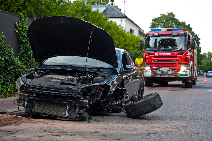 Zderzenie dwóch volkswagenów na ul. Beniowskiego, jeden z kierowców został zatrzymany zdjęcie nr 245123