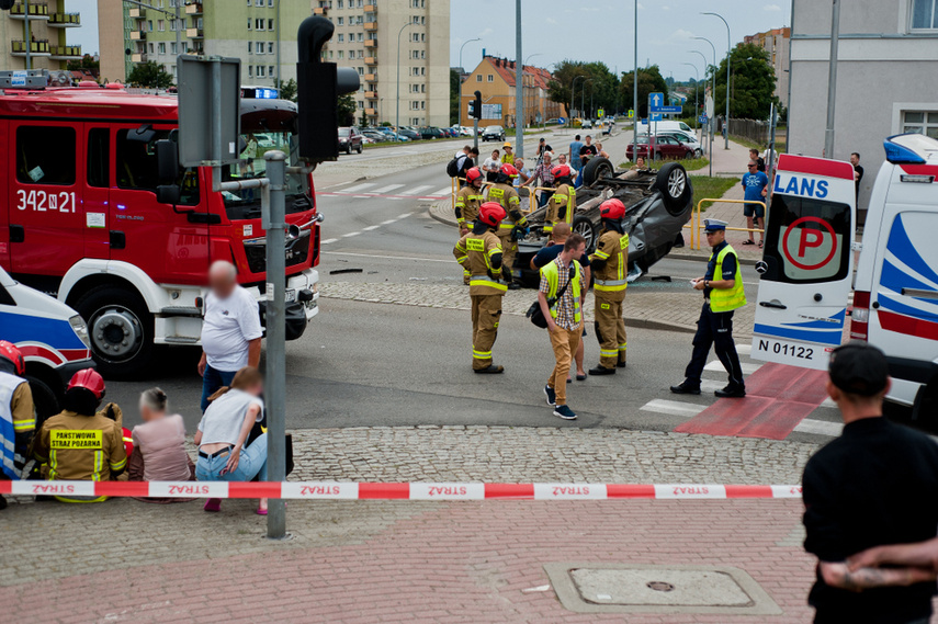 Zderzenie z dachowaniem na skrzyżowaniu Brzeska-Robotnicza zdjęcie nr 245386