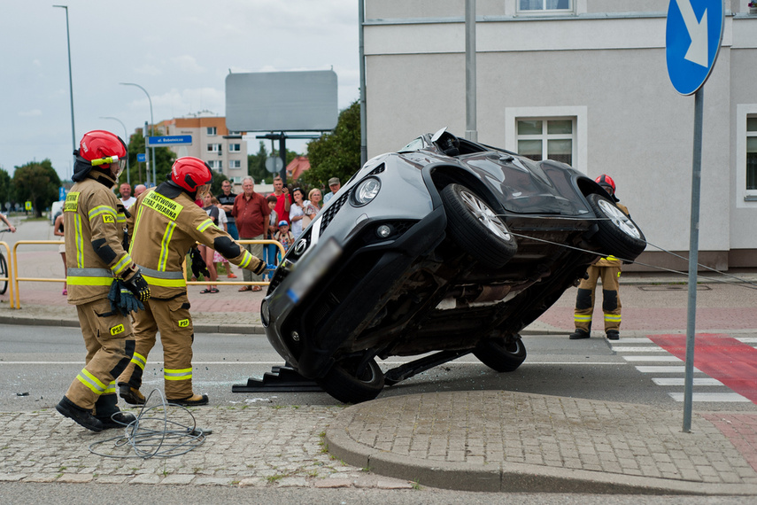 Zderzenie z dachowaniem na skrzyżowaniu Brzeska-Robotnicza zdjęcie nr 245401