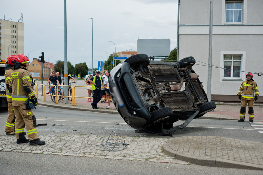 Zderzenie z dachowaniem na skrzyżowaniu Brzeska-Robotnicza zdjęcie nr 245400