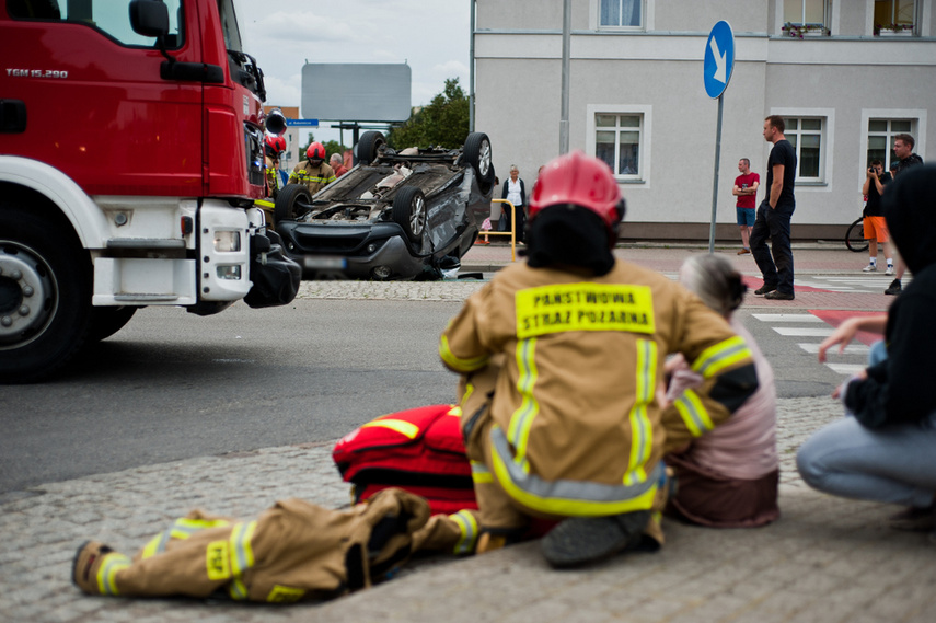 Zderzenie z dachowaniem na skrzyżowaniu Brzeska-Robotnicza zdjęcie nr 245398