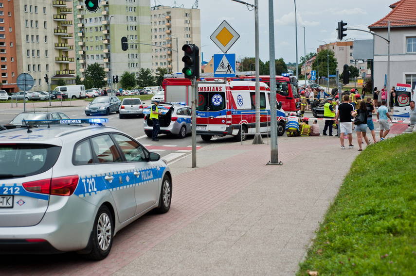 Zderzenie z dachowaniem na skrzyżowaniu Brzeska-Robotnicza zdjęcie nr 245385