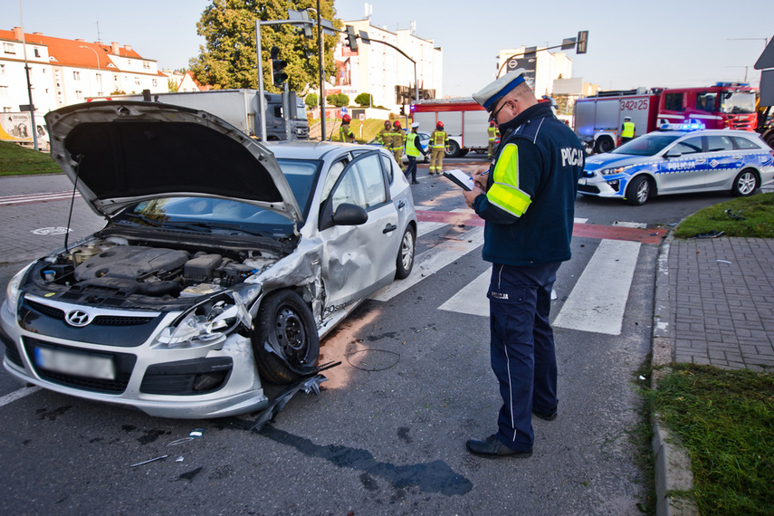 Wypadek na płk. Dąbka. Utrudnienia w ruchu zdjęcie nr 248073