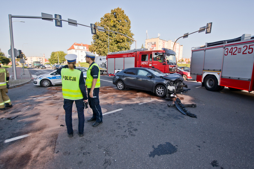 Wypadek na płk. Dąbka. Utrudnienia w ruchu zdjęcie nr 248075