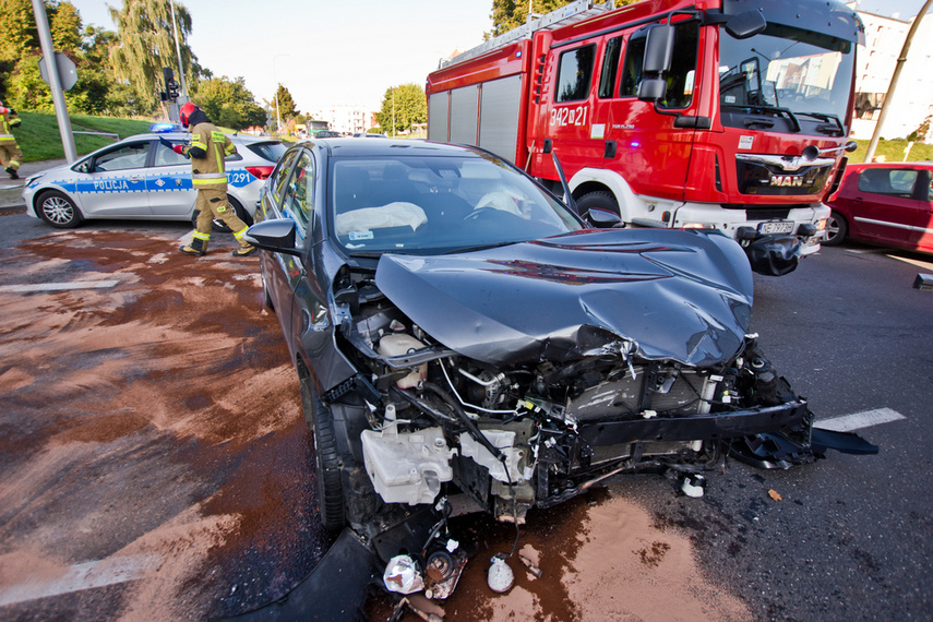 Wypadek na płk. Dąbka. Utrudnienia w ruchu zdjęcie nr 248076