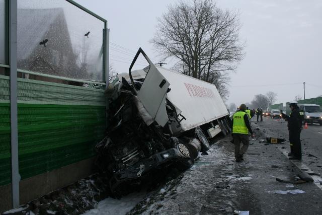 TIR zderzył się z gimbusem zdjęcie nr 20254