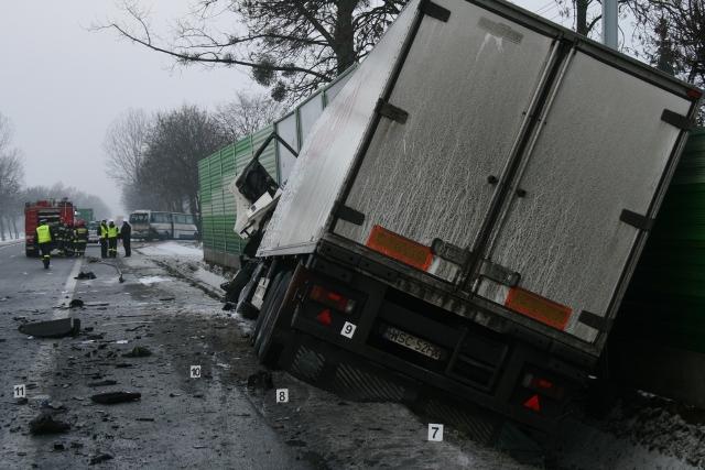 TIR zderzył się z gimbusem zdjęcie nr 20256