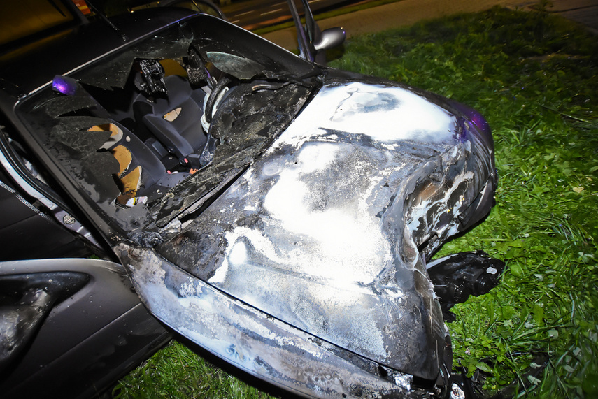 Po uderzeniu w lampę, auto stanęło w płomieniach. Kierowca uciekł zdjęcie nr 248573
