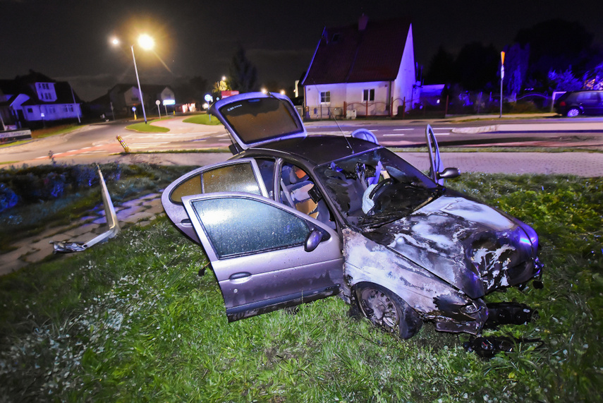 Po uderzeniu w lampę, auto stanęło w płomieniach. Kierowca uciekł zdjęcie nr 248574