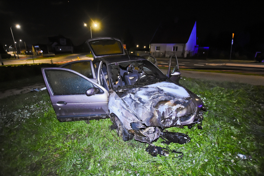 Po uderzeniu w lampę, auto stanęło w płomieniach. Kierowca uciekł zdjęcie nr 248560