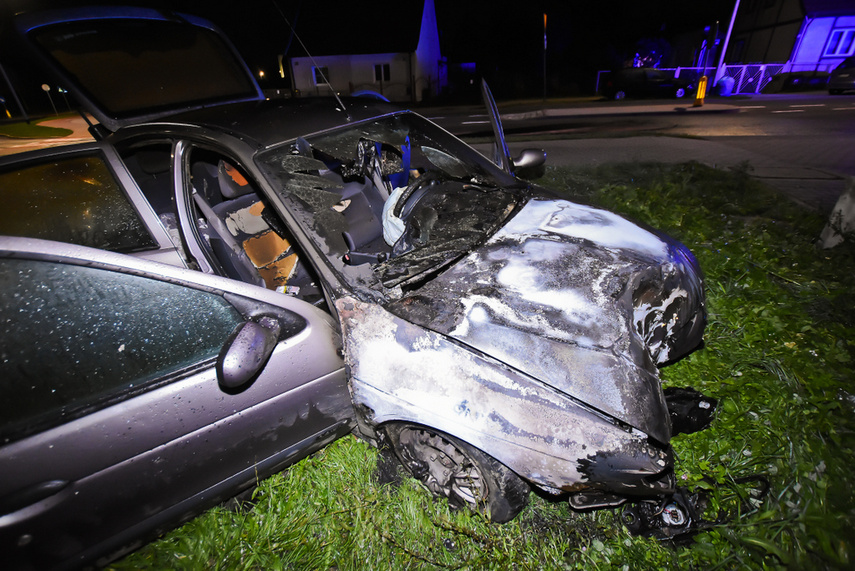 Po uderzeniu w lampę, auto stanęło w płomieniach. Kierowca uciekł zdjęcie nr 248563