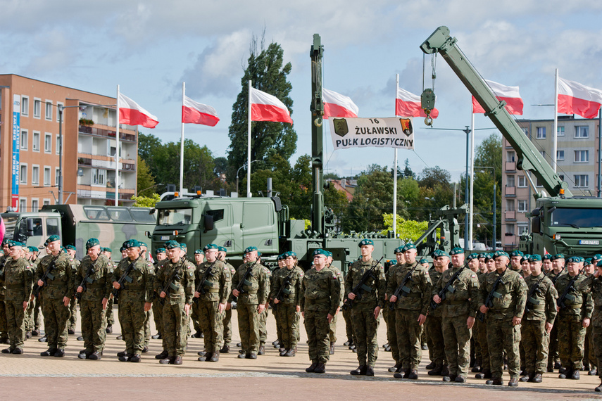 Pułk ze sztandarem zdjęcie nr 248689