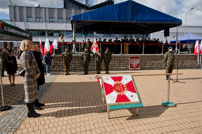 Pułk ze sztandarem zdjęcie nr 248727