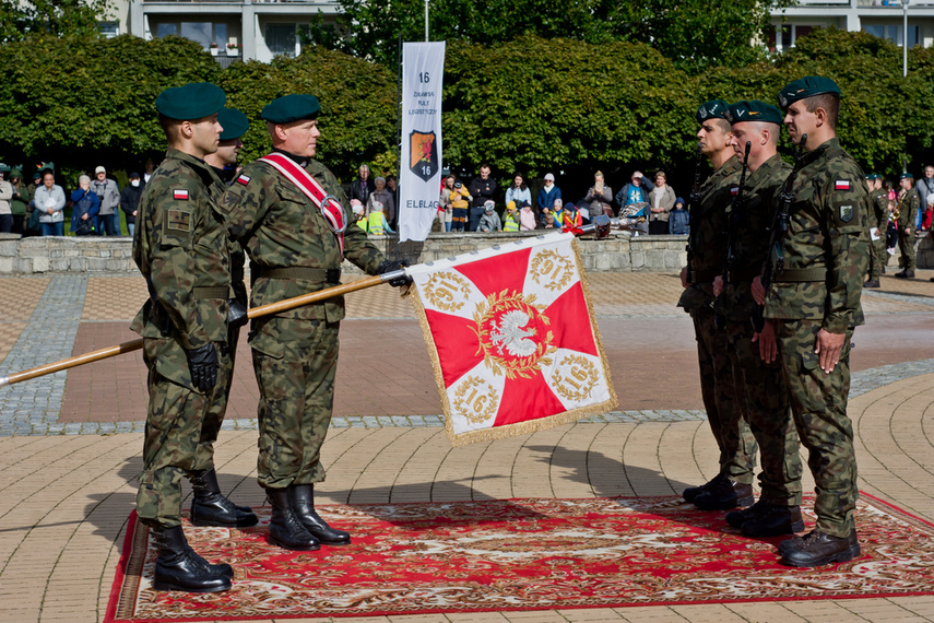 Pułk ze sztandarem zdjęcie nr 248719