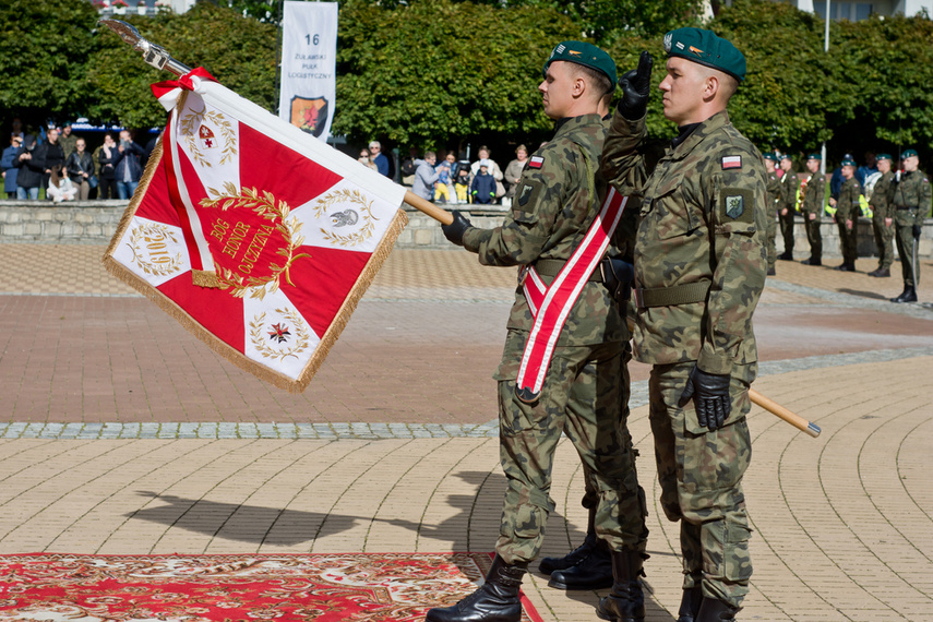 Pułk ze sztandarem zdjęcie nr 248749